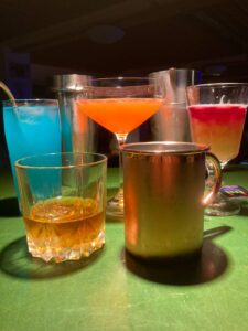 Fünf Drinks in Nahaufnahme. Foto von Ruben Tietz