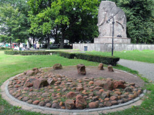 Antikolonialdenkmal in Bremen, im Vordergrund: Steine aus der Omaheke-Wüste zur Erinnerung an die Opfer der Herero und Nama (Foto: Chrischerf/wikimedia)